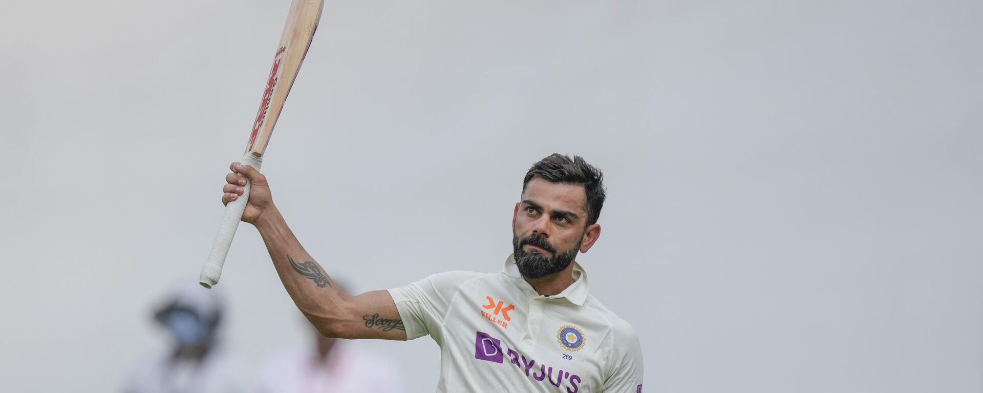 India's Virat Kohli raises his bat to acknowledge the crowd as he walks back to pavilion after his dismissal during the fourth day of the fourth cricket test match between India and Australia in Ahmedabad, India, Sunday, March 12, 2023. - Sputnik India, 1920, 30.03.2023