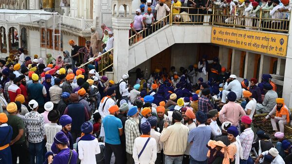 Supporters of 'Waris Punjab De' chief Amritpal Singh, gather for a special meeting at the Golden Temple in Amritsar on March 27, 2023. - Sputnik भारत