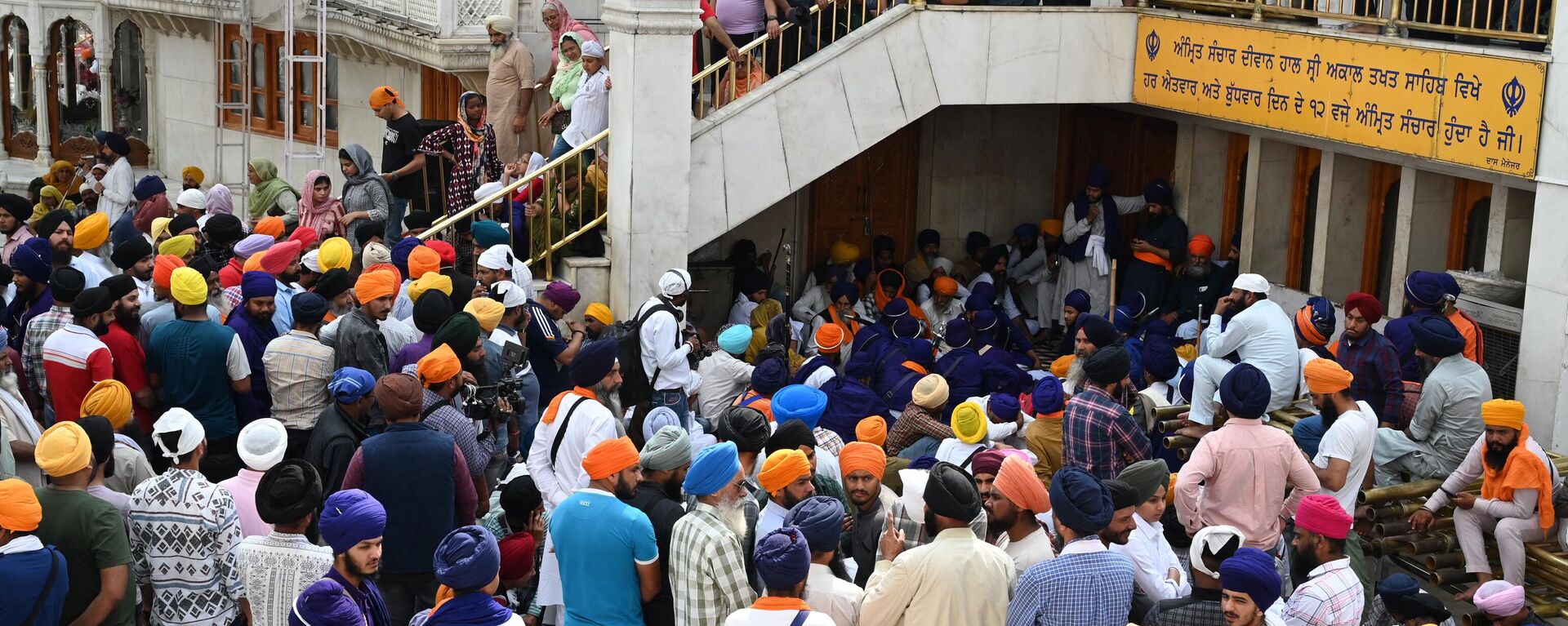 Supporters of 'Waris Punjab De' chief Amritpal Singh, gather for a special meeting at the Golden Temple in Amritsar on March 27, 2023. - Sputnik भारत, 1920, 31.03.2023