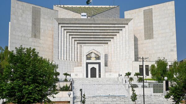 Pakistan's national flag flies half-mast at the country's Supreme Court to mourn the death of Queen Elizabeth II, in Islamabad on September 12, 2022. - Sputnik India