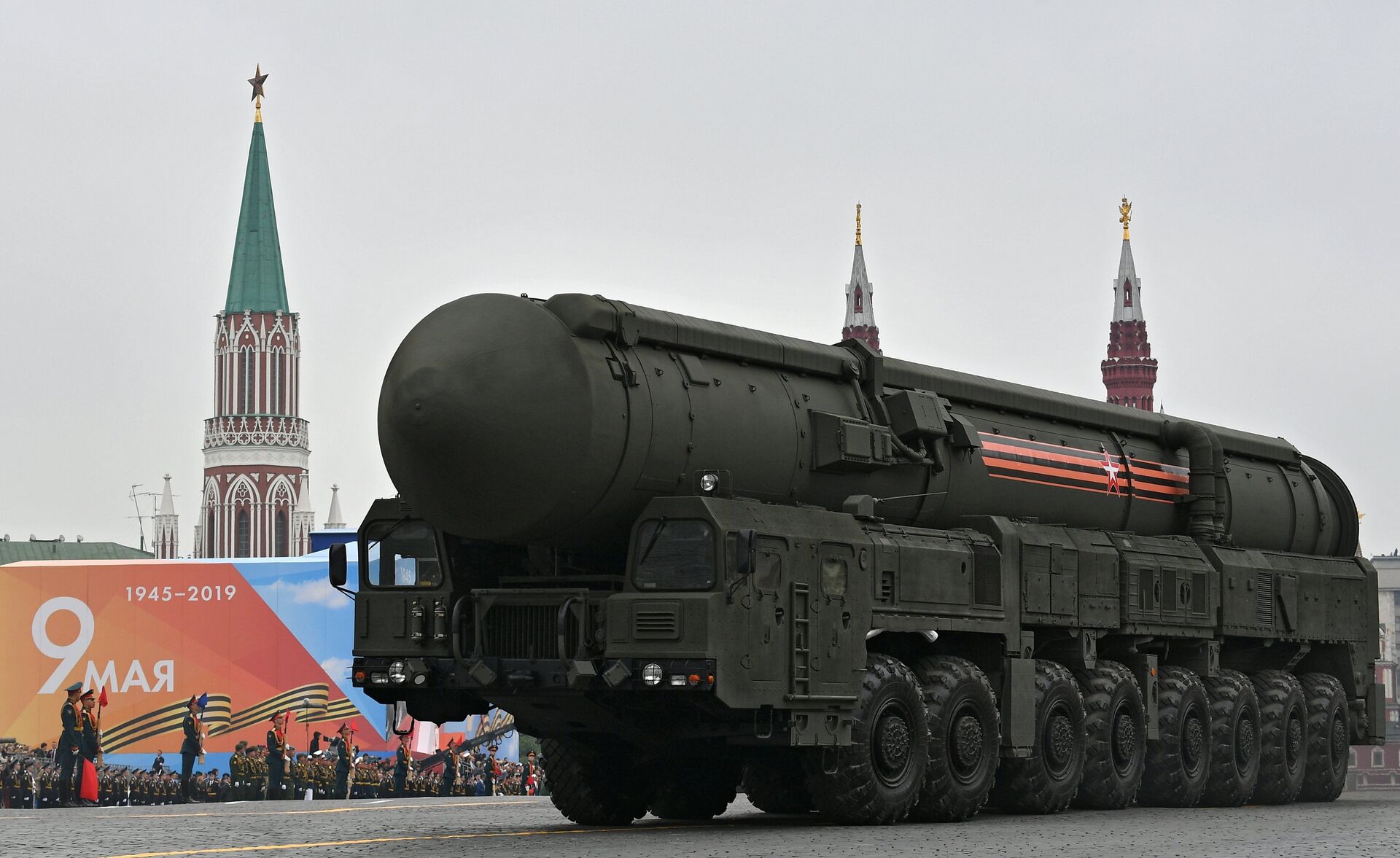 A Russian RS-24 Yars intercontinental ballistic missile system rolls down the Red Square during the Victory Day parade in Moscow on 9 May, 2019 - Sputnik भारत, 1920, 17.12.2023