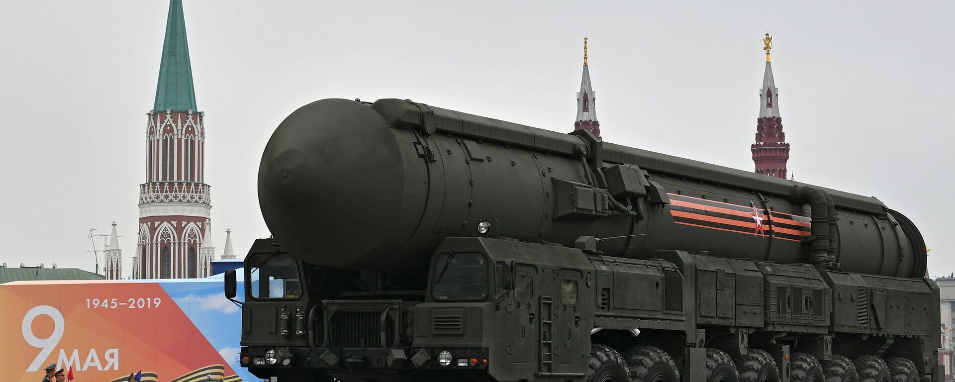 A Russian RS-24 Yars intercontinental ballistic missile system rolls down the Red Square during the Victory Day parade in Moscow on 9 May, 2019 - Sputnik भारत, 1920, 31.03.2023