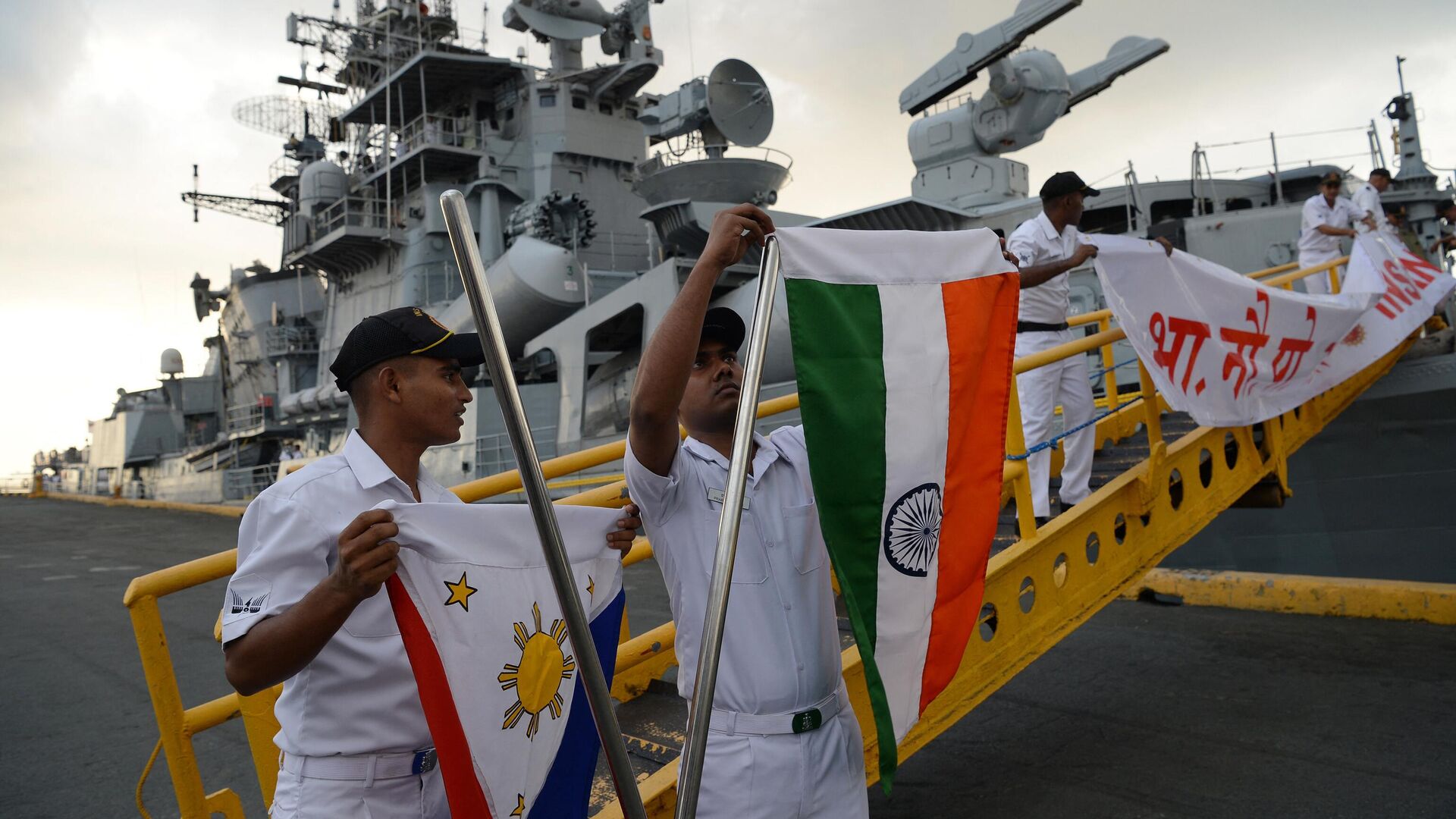 Indian sailors of INS Ran, prepare Indian and Philippine flags as it docks at the international port in Manila on October 23, 2018. - - Sputnik India, 1920, 31.03.2023