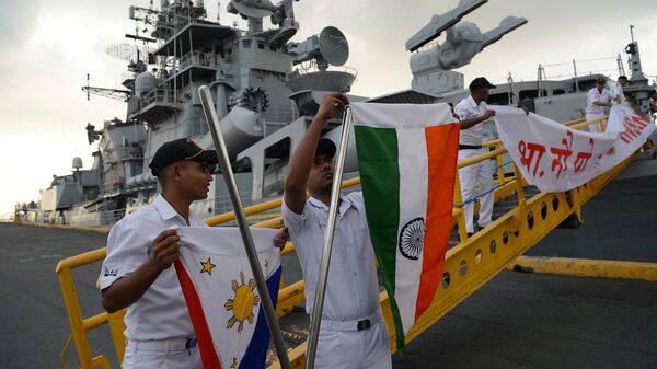 Indian sailors of INS Ran, prepare Indian and Philippine flags as it docks at the international port in Manila on October 23, 2018. - - Sputnik India