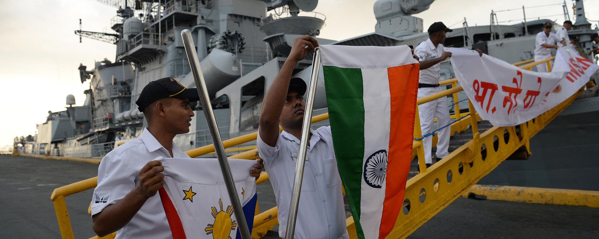 Indian sailors of INS Ran, prepare Indian and Philippine flags as it docks at the international port in Manila on October 23, 2018. - - Sputnik India, 1920, 31.03.2023