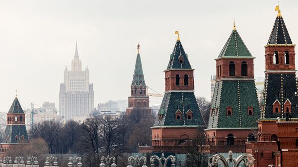 This picture taken on March 18, 2021, shows the Kremlin towers in front of the Russian Foreign Ministry headquarters. - Russian President Vladimir Putin on March 18 mocked Joe Biden for calling him a killer -- saying it takes one to know one -- as ties between Moscow and Washington sunk to new lows. US President Biden's comments sparked the biggest crisis between Russia and the United States in years, with Moscow recalling ambassador and warning that ties were on the brink of outright collapse.  - Sputnik भारत
