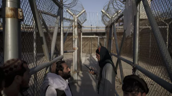 Taliban fighters enter an area where they are holding inmates who have been recently arrested at the Pul-e-Charkhi prison in Kabul, Afghanistan - Sputnik भारत