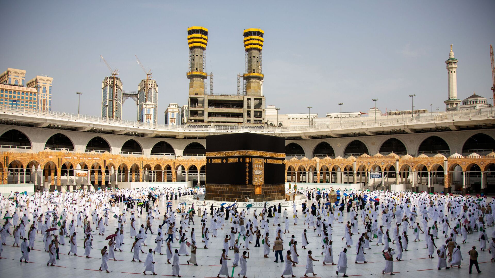 A handout picture provided by Saudi Ministry of Media on July 31, 2020 shows pilgrims circumambulating around the Kaaba, the holiest shrine in the Grand mosque in the holy Saudi  city of Mecca. - Sputnik भारत, 1920, 04.04.2023
