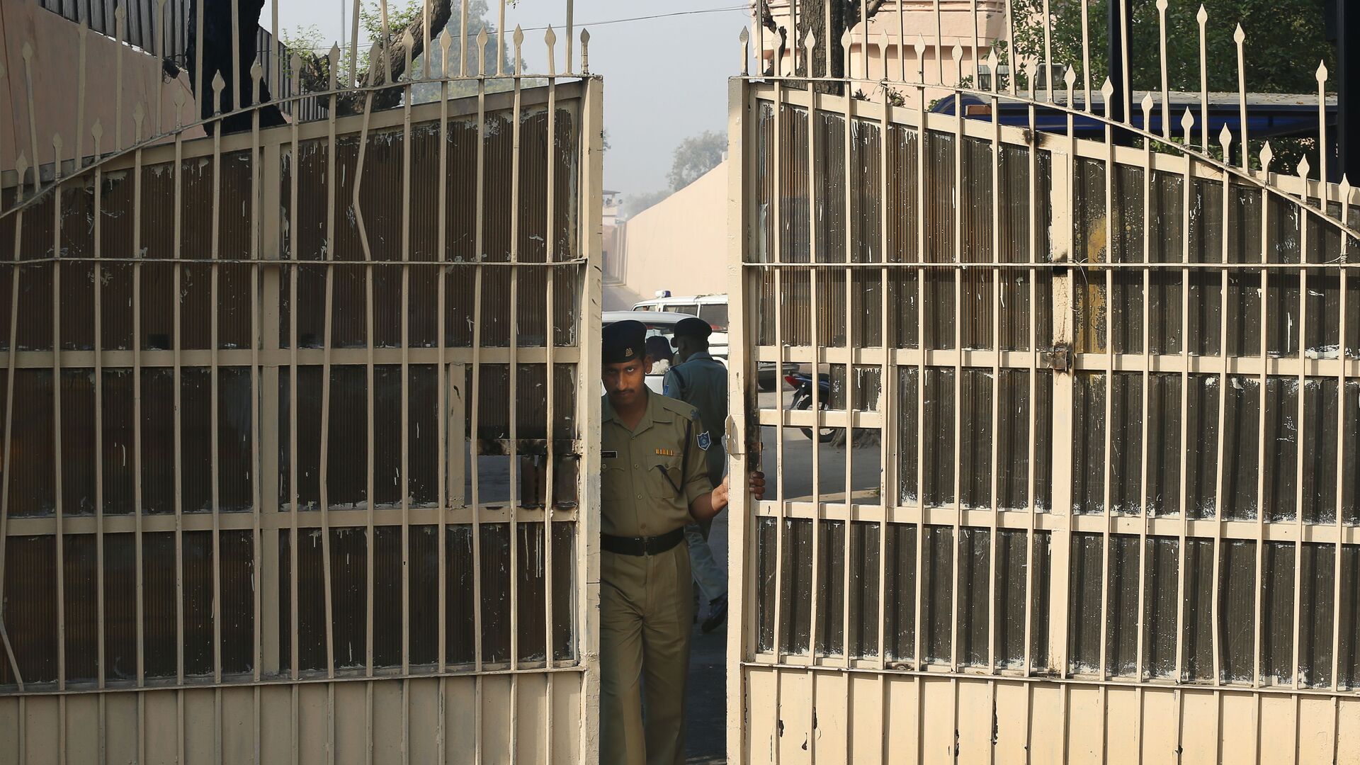 An Indian police officer prepares to close one of the gates at Tihar Jail, the largest complex of prisons in South Asia, in New Delhi, India, Monday, March 11, 2013 - Sputnik भारत, 1920, 04.04.2023