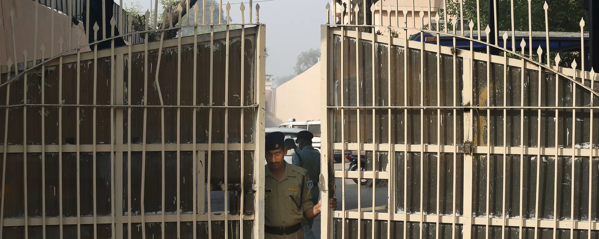 An Indian police officer prepares to close one of the gates at Tihar Jail, the largest complex of prisons in South Asia, in New Delhi, India, Monday, March 11, 2013 - Sputnik भारत, 1920, 04.04.2023