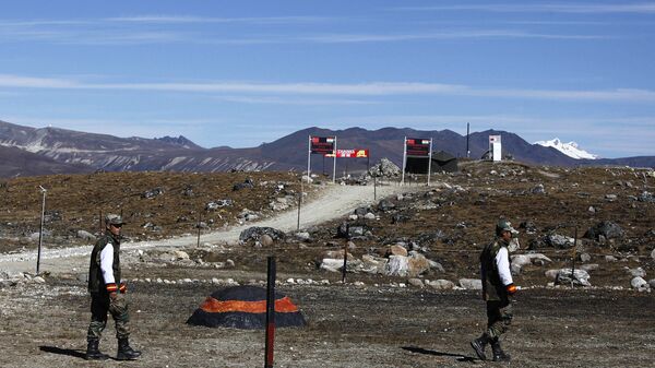 Indian army soldiers walk along the line of control at the Indo China border in Bumla at an altitude of 15,700 feet (4,700 meters) above sea level in Arunachal Pradesh, India. (File) - Sputnik भारत