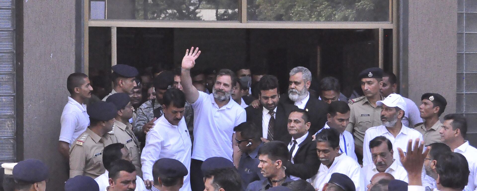 India's opposition Congress party leader Rahul Gandhi waves to his supporters as he leaves the court, in Surat, India, Monday, April 3, 2023. - Sputnik India, 1920, 05.04.2023