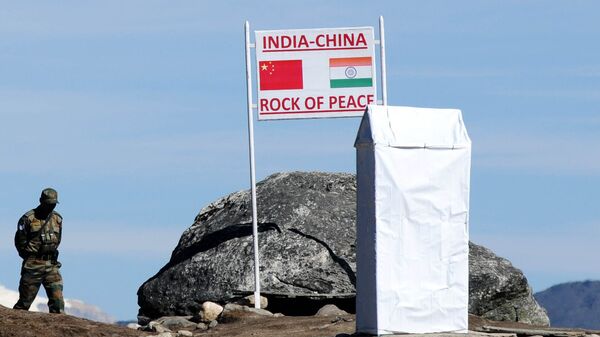 Indian Army personnel keep vigilance at Bumla pass at the India-China border in Arunachal Pradesh on October 21, 2012 - Sputnik भारत