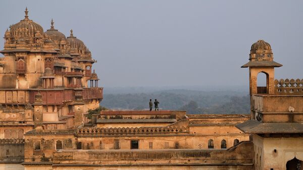 In this picture taken on December 14, 2018, Indian tourists take pictures at Orchha Fort complex in Orchha, in the Indian state of Madhya Pradesh. - Sputnik India