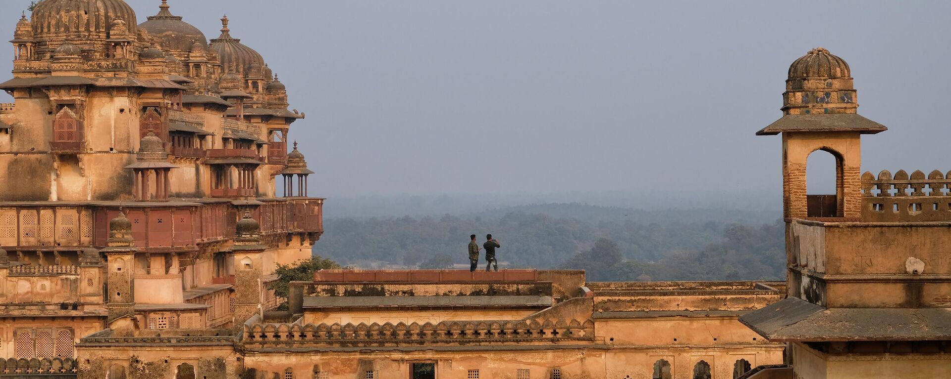 In this picture taken on December 14, 2018, Indian tourists take pictures at Orchha Fort complex in Orchha, in the Indian state of Madhya Pradesh. - Sputnik India, 1920, 06.04.2023
