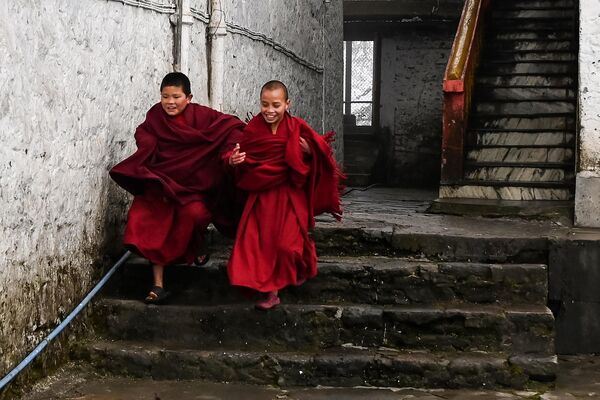 Young Buddhist monks play between prayers at the Tawang monastery in Tawang, a town in the northeast Indian state of Arunachal Pradesh on April 5, 2023. (Photo by Arun SANKAR / AFP) - Sputnik India