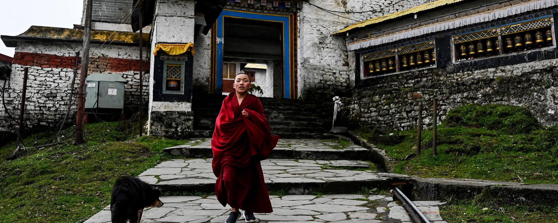 A young Buddhist monk walks at the premises of the Tawang monastery in Tawang town in northeast Indian state of Arunachal Pradesh on April 5, 2023. - Sputnik India, 1920, 06.04.2023