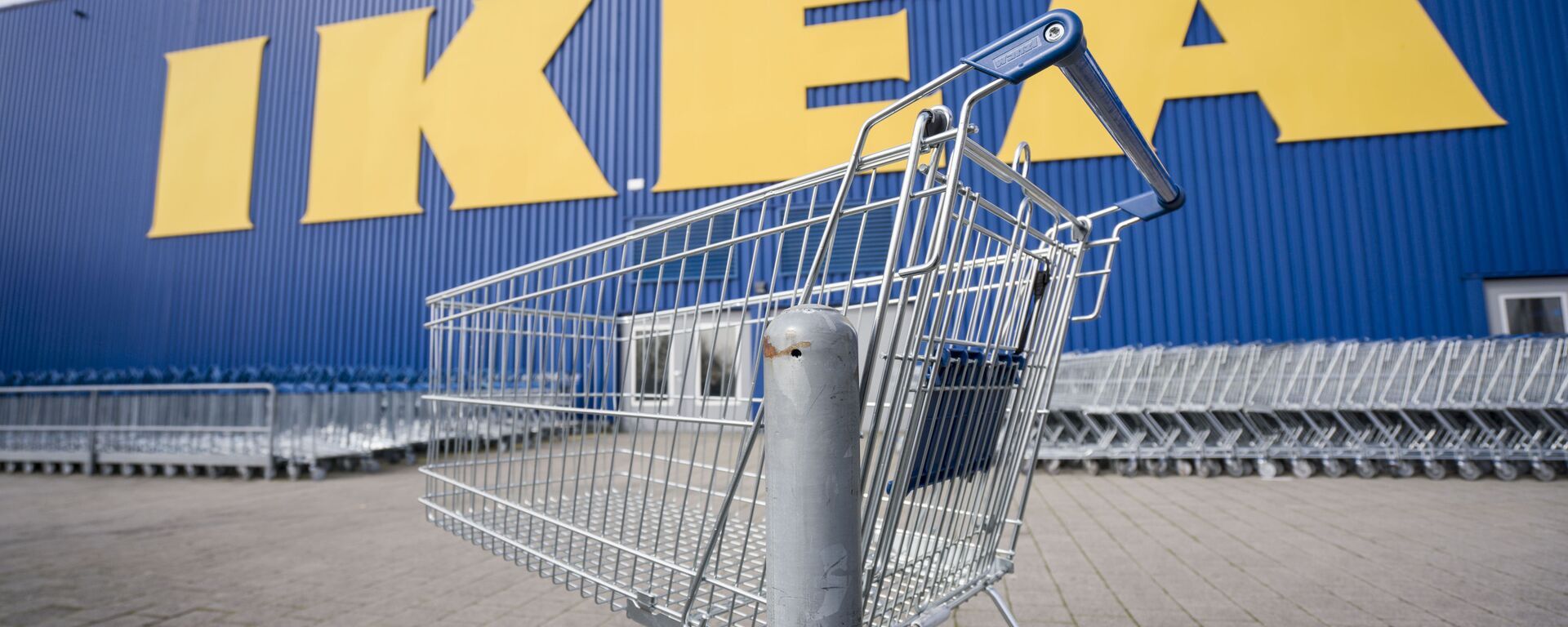 Until further notice, the branch of the furniture chain Ikea at the location of the company's German headquarters in Wallau near Wiesbaden is closed, in front of which an empty shopping trolley is standing, Germany, Tuesday, March 17, 2020. - Sputnik भारत, 1920, 08.04.2023