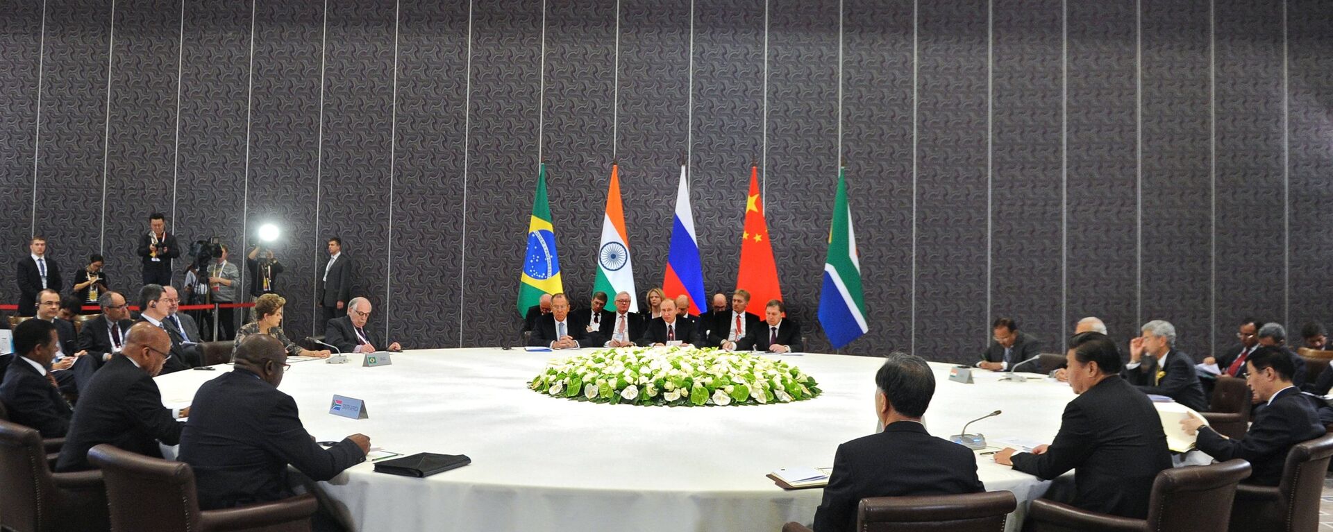 Russian President Vladimir Putin takes part in unofficial BRICS summit in Antalya - Sputnik भारत, 1920, 20.05.2023