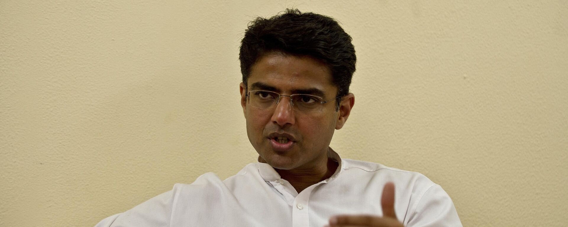 Indian Minister of Corporate Affairs Sachin Pilot gestures during an interview with AFP at his residence in New Delhi on September 27, 2013.  - Sputnik भारत, 1920, 09.04.2023