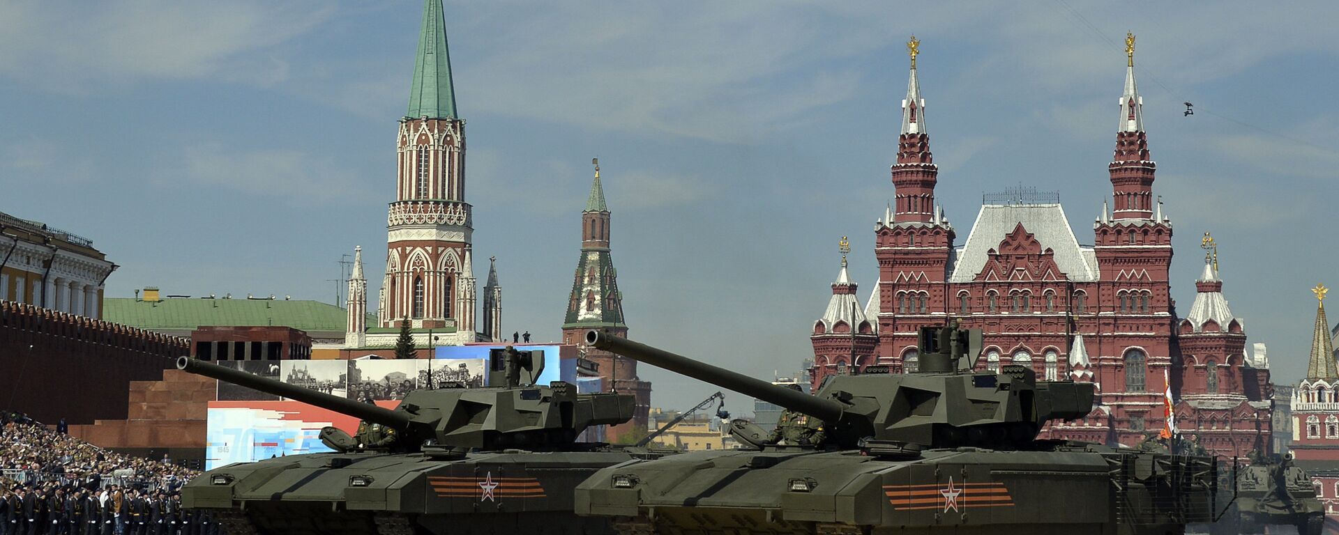 Russian T-14 Armata tanks drive during the Victory Day military parade at Red Square in Moscow on May 9, 2015. - Sputnik भारत, 1920, 09.04.2023