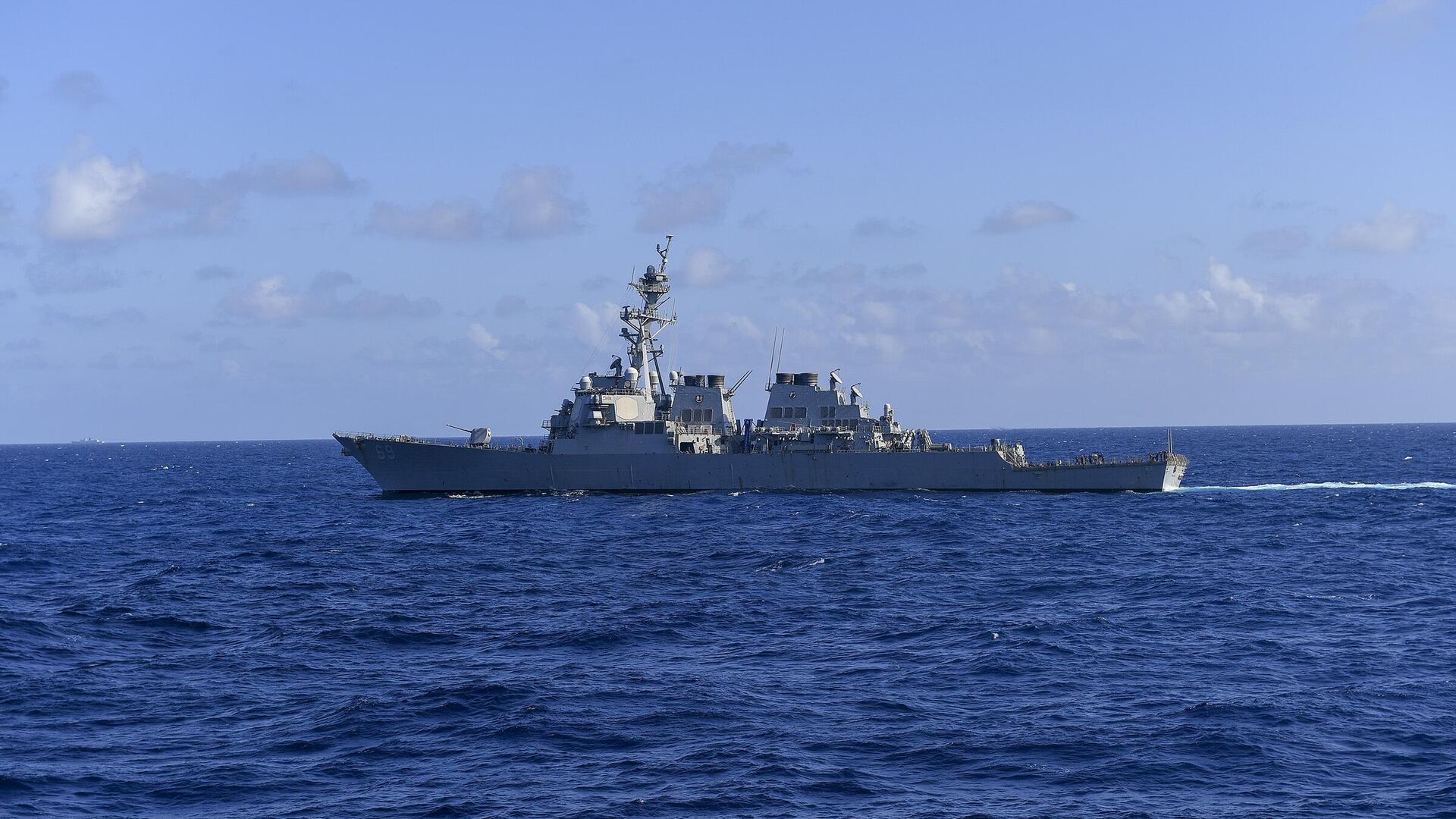 Arleigh Burke-class guided-missile destroyer USS Milius (DDG 69) sails the South China Sea, Nov. 20, 2021 - Sputnik India, 1920, 10.04.2023
