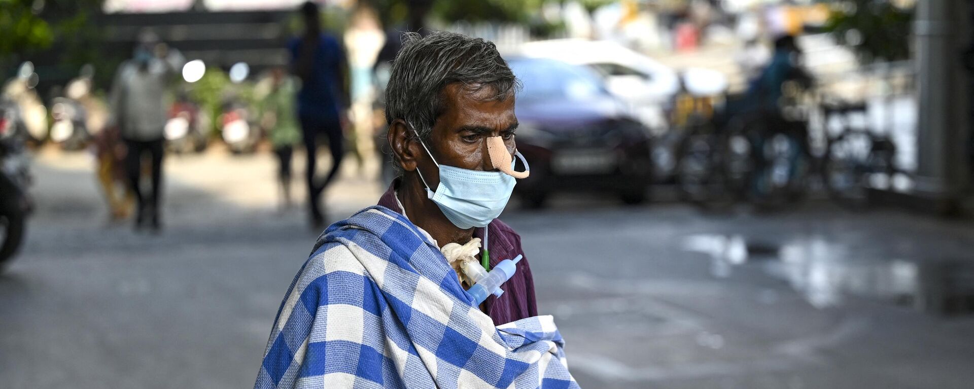 A patient wears a face mask as he walks out of a government hospital, since a rise in Covid-19 coronavirus cases, in Chennai on April 1, 2023. - Sputnik India, 1920, 10.04.2023