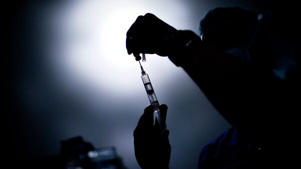 A doctor draws medicine into a syringe - Sputnik India
