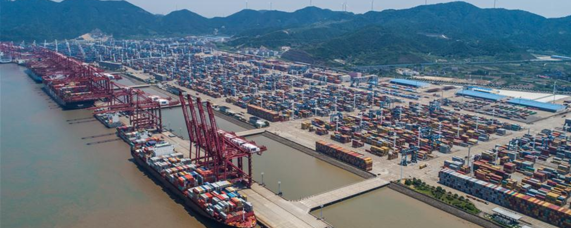 Aerial photo taken on July 12, 2017 shows the container pier of Zhoushan Port in Ningbo City, east China's Zhejiang Province. In the first half of 2017, Zhoushan Port handled 515 million tonnes cargoes, up 11.3 percent year-on-year, and 12.39 million TEU (twenty-foot equivalent unit) containers, up 14.6 percent year-on-year. - Sputnik India, 1920, 11.04.2023