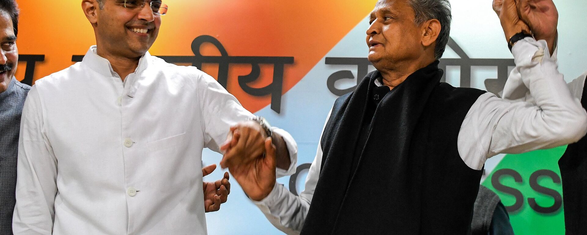 Newly-appointed Rajasthan chief minister Ashok Gehlot (R) and his newly-appointed deputy Sachin Pilot gesture as they hold hands during a press conference at the All India Congress Committee offices in New Delhi on December 14, 2018. - Sputnik India, 1920, 11.04.2023