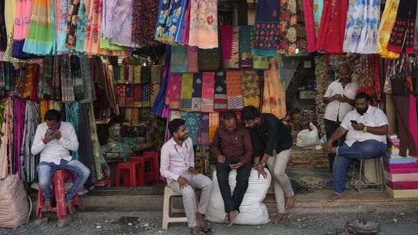 Salesmen wait for customers at a wholesale cloth market in Mumbai, India, on May 4, 2022. - Sputnik India