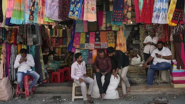 Salesmen wait for customers at a wholesale cloth market in Mumbai, India, on May 4, 2022. - Sputnik भारत