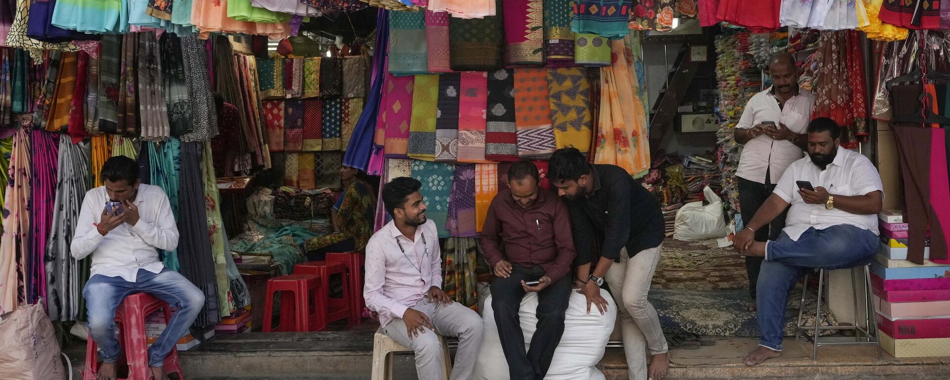 Salesmen wait for customers at a wholesale cloth market in Mumbai, India, on May 4, 2022. - Sputnik India, 1920, 12.04.2023