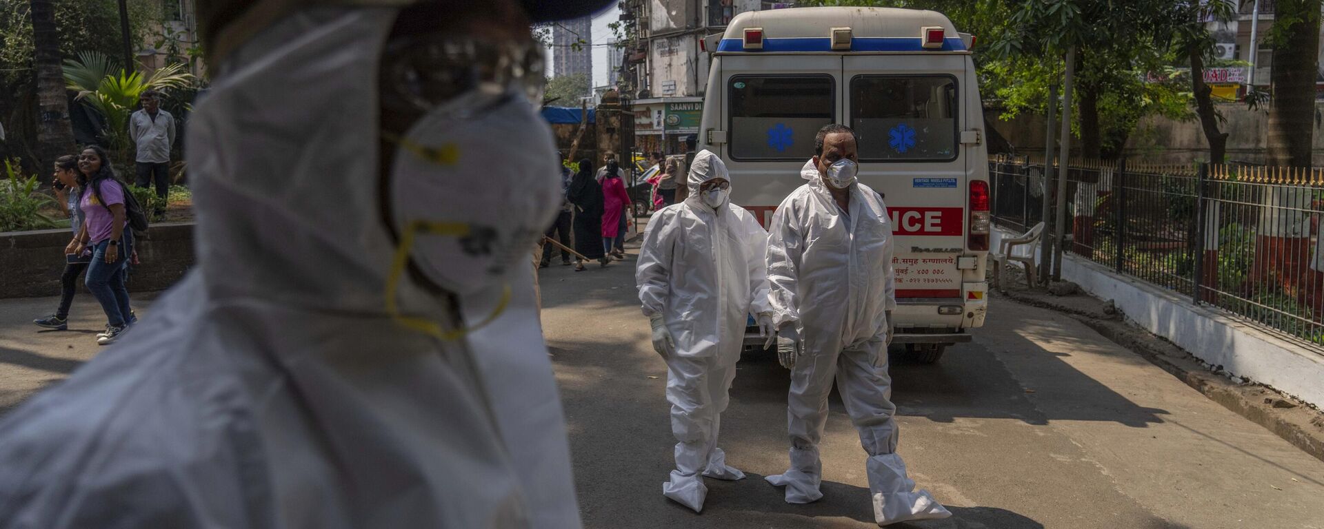 Healthcare workers participate in a mock drill for COVID-19 at a hospital in Mumbai, India, Monday, April 10, 2023. - Sputnik भारत, 1920, 24.04.2023