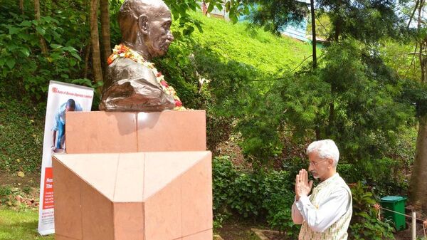 S. Jaishankar pay homage to Mahatma Gandhi in Uganda - Sputnik India