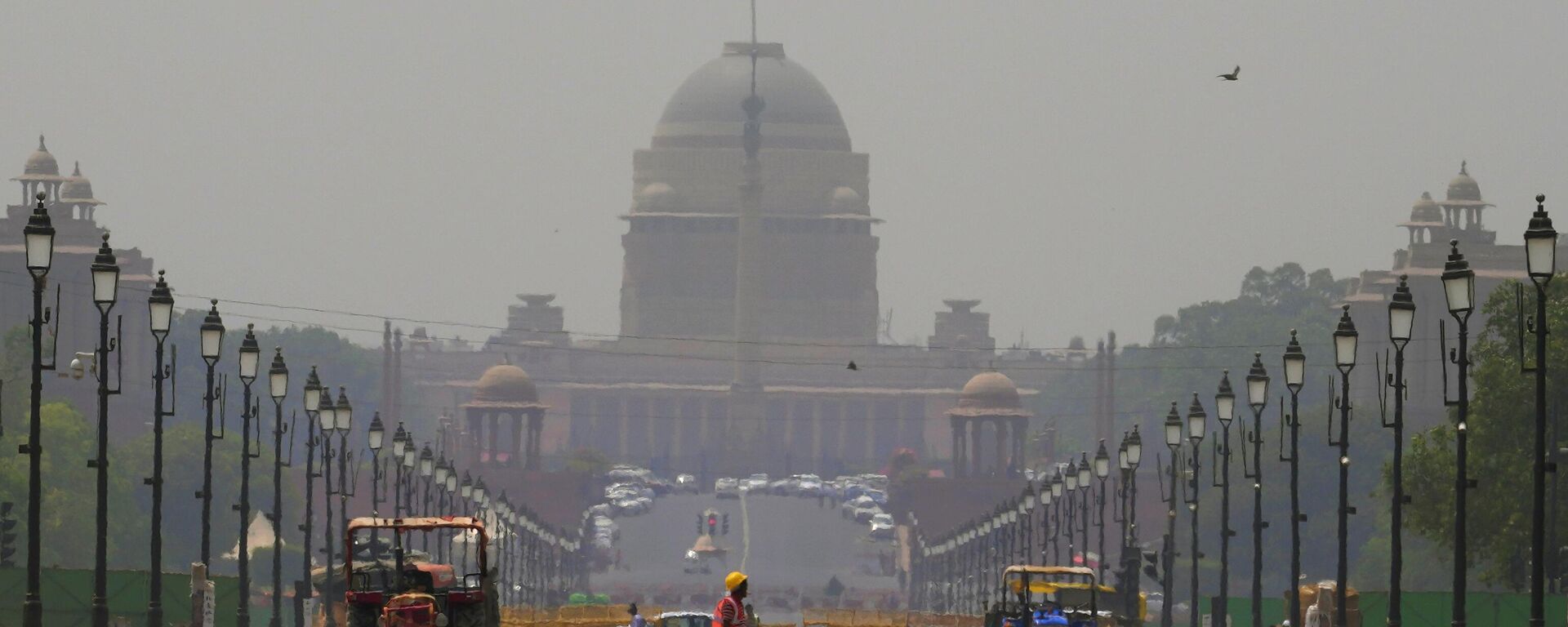 A construction worker walks across a mirage created on a road due to very hot weather in New Delhi, India, Monday, May 2, 2022. - Sputnik भारत, 1920, 18.07.2023