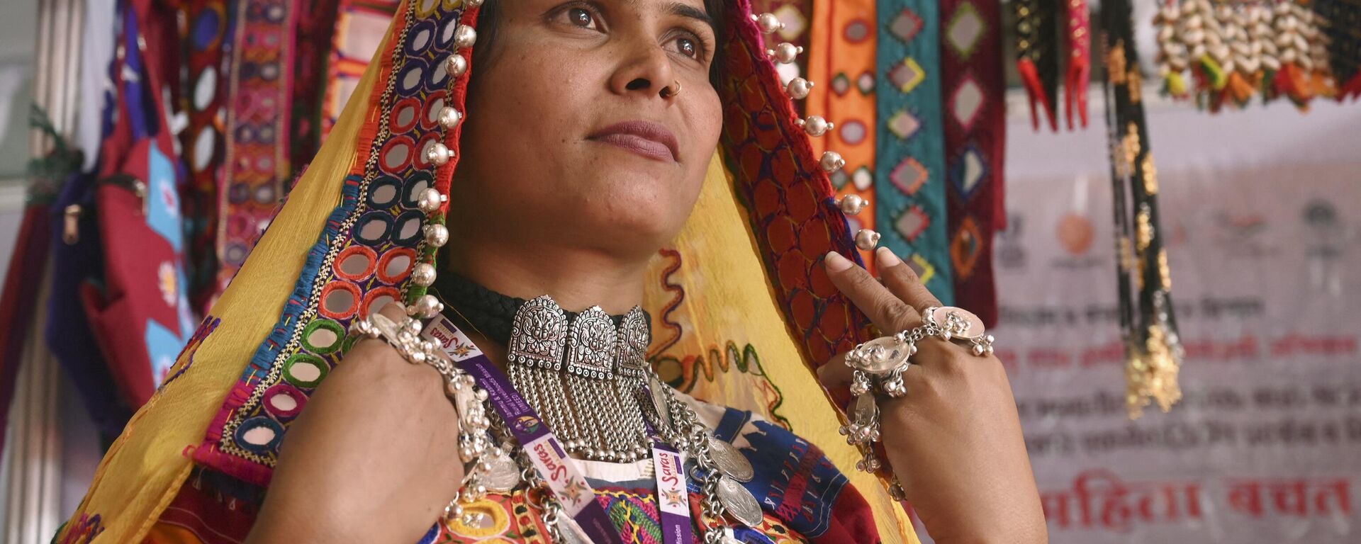 A stall owner wearing a traditional Maharashtra attire - Sputnik भारत, 1920, 14.04.2023