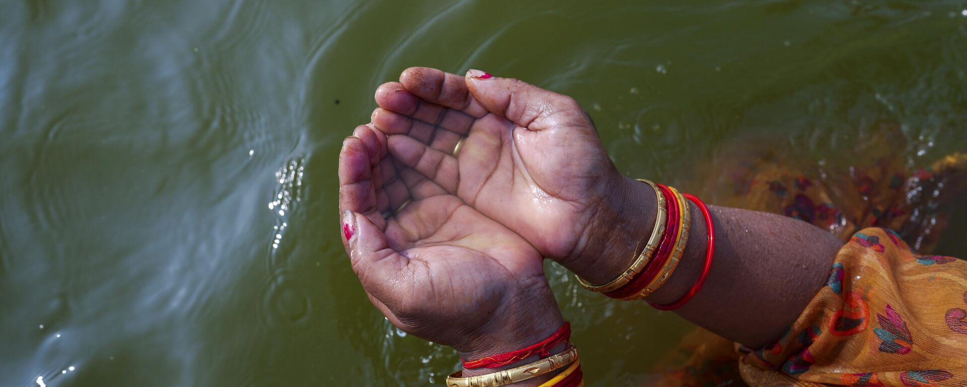 A Hindu devotee performs rituals at Sangam, the confluence of rivers the Ganges and the Yamuna, in Prayagraj, India, Wednesday, March 22, 2023. - Sputnik India, 1920, 17.04.2023