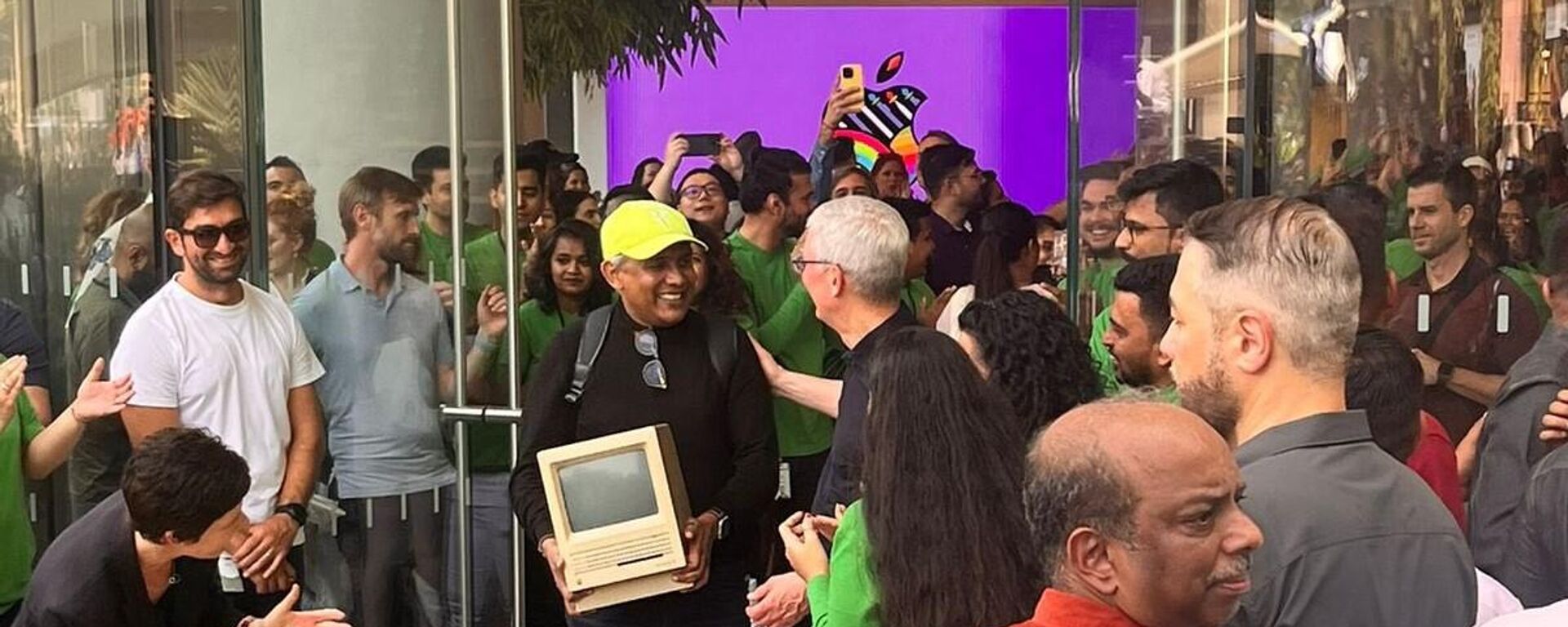 Apple fan brings 1984 computer to Mumbai store's grand opening  - Sputnik भारत, 1920, 18.04.2023