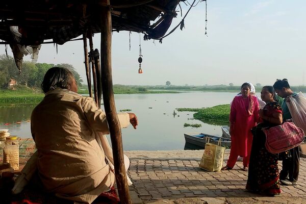Devotees going to perform Puja at a Delhi river bank  - Sputnik India