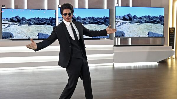 Bollywood actor Shah Rukh Khan poses during an event to launch a new range of televisions by LG Electronics in New Delhi on May 24, 2022. - Sputnik भारत