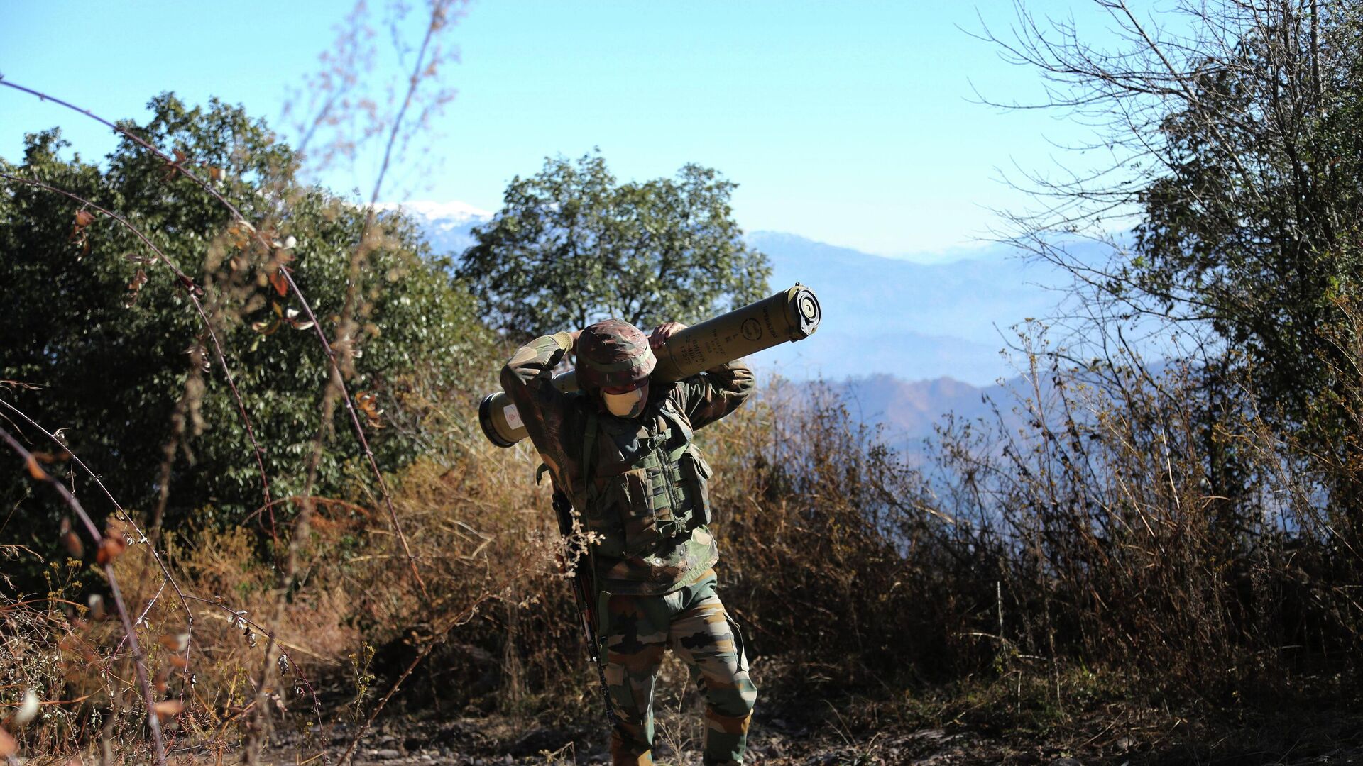 In this Dec.18, 2020, file photo, an Indian army soldier carries an anti-tank guided missile (ATGM) to his base between the India and Pakistan border on the forward post of Balakot, in Poonch, about 250 kilometers (156 miles) from Jammu, India. - Sputnik India, 1920, 21.05.2023