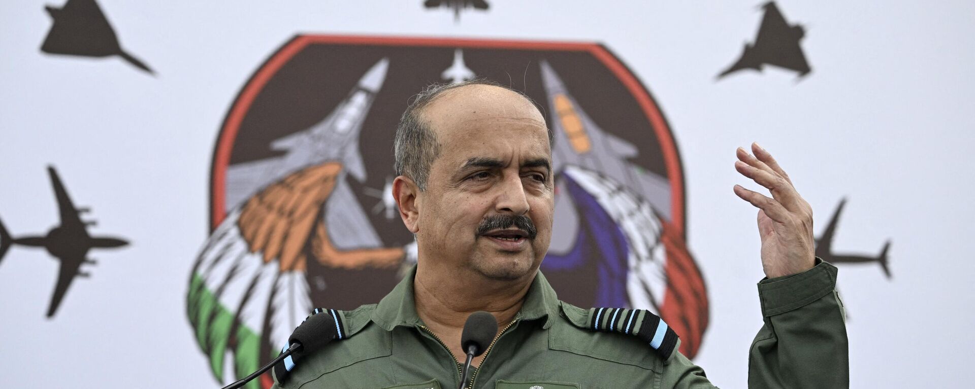 India's Chief of the Air Staff, Vivek Ram Chaudhari addresses a press conference during the joint exercise 'Ex Garuda-VII' between Indian Air Force (IAF) and French Air and Space Force (FASF) at Jodhpur in India's desert state of Rajasthan on November 8, 2022. - Sputnik India, 1920, 18.04.2023