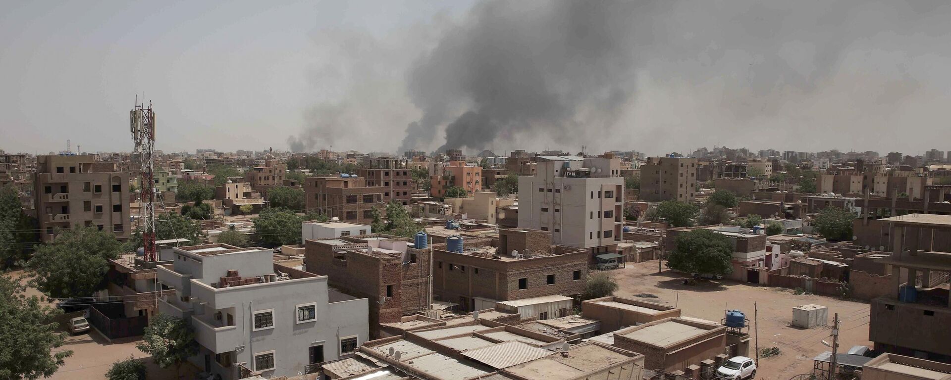 Smoke is seen rising from Khartoum's skyline, Sudan, Sunday, April 16, 2023. - Sputnik भारत, 1920, 21.04.2023