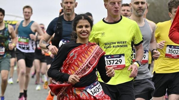 Madhusmita Jena, who ran Manchester marathon “wearing a Sari” - Sputnik भारत