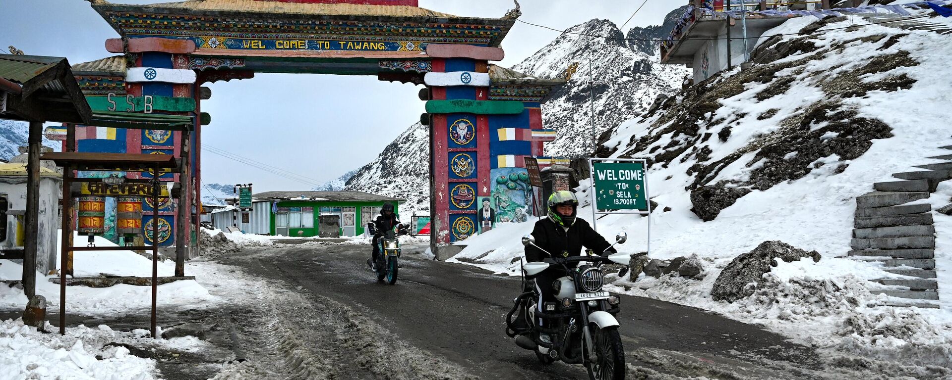 In this picture taken on April 5, 2023, motorbike riders cross into the snow laden Himalayan Sela pass in Tawang in northeast Indian state of Arunachal Pradesh. - Sputnik India, 1920, 19.04.2023