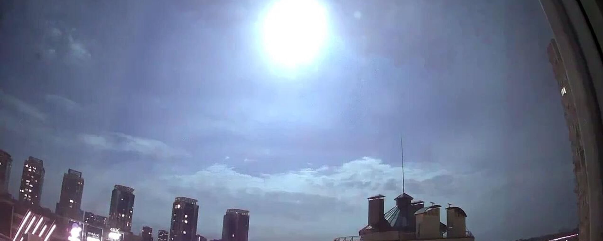 Mysterious flash lights up Kiev’s skies  - Sputnik India, 1920, 20.04.2023