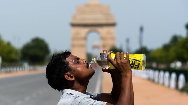 A worker quenches his thirst  - Sputnik भारत