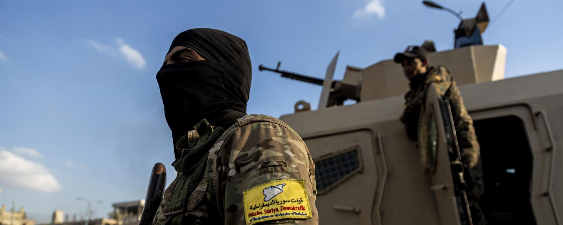 U.S.-backed Syrian Democratic Forces (SDF) fighters stand guard at Al Naeem Square, in Raqqa, Syria, Monday, Feb. 7, 2022. - Sputnik India, 1920, 17.12.2024