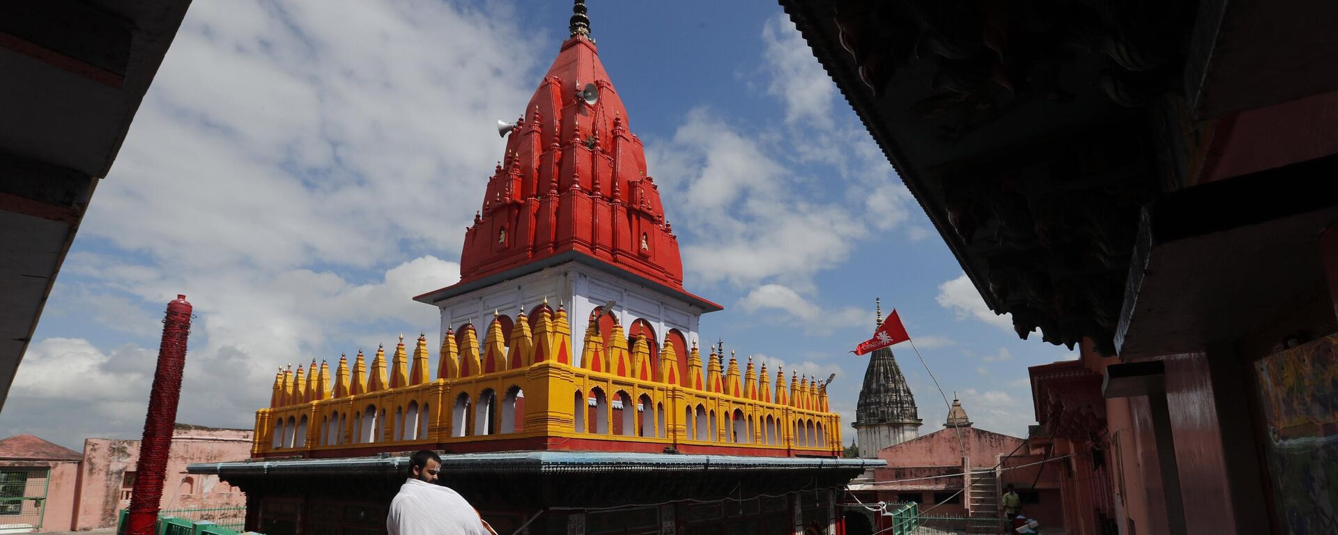 A sadhu stands outside Hanuman Garhi Mandir in Ayodhya, in the Indian state of Uttar Pradesh, Thursday, Aug. 6, 2020. - Sputnik भारत, 1920, 01.01.2024